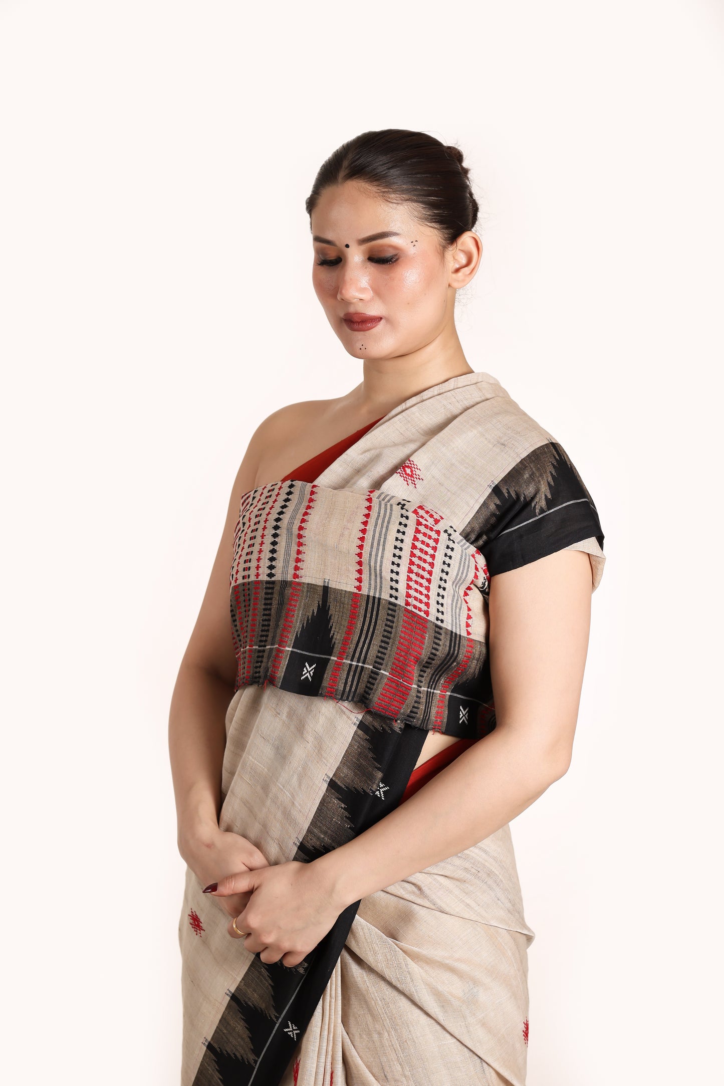 Beige pure Tusser silk vegetable dye kotpad handwoven saree, front close up