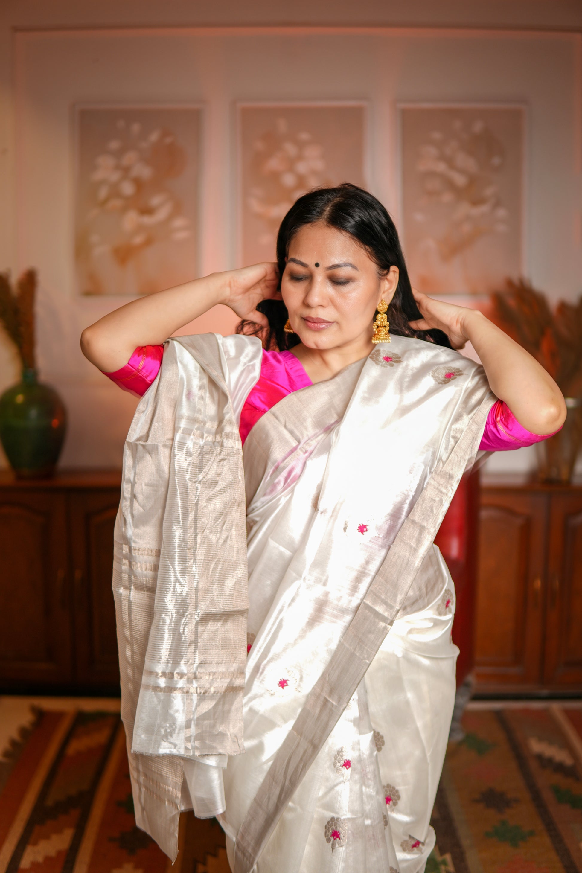 White pure chanderi silk handwoven saree with gendaphool meenakari butti,4