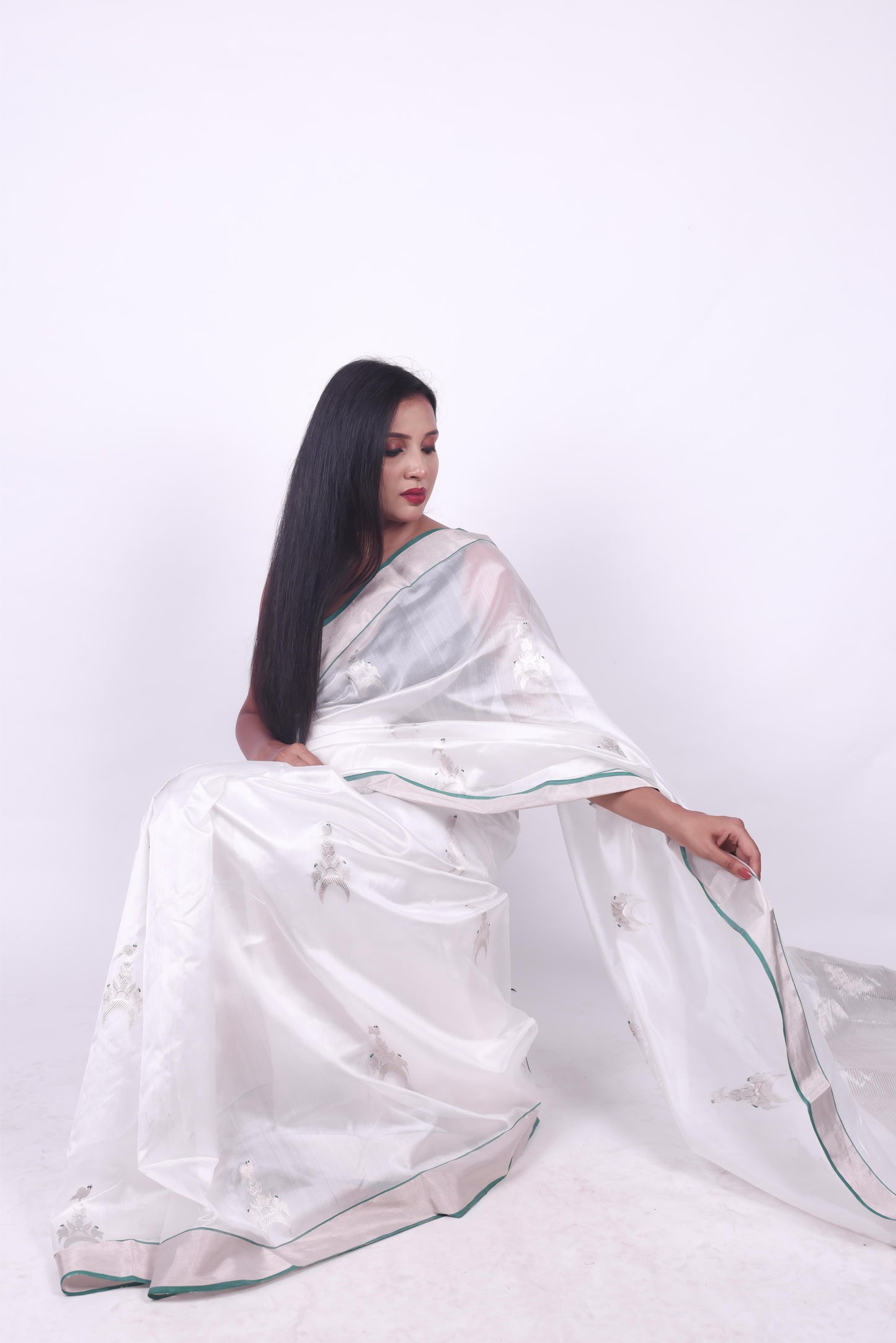 White pure chanderi silk handwoven saree with eknaliya Chand Chidiya motif,2